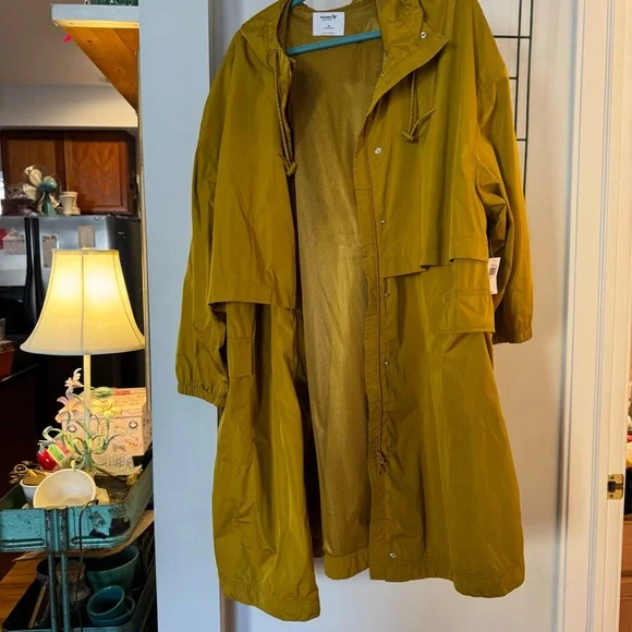 Great Old Navy Plus Size Raincoat in Green-yellow Chartreuse color - Picture 14 of 14